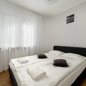 Jedności Narodowej By Renters , Wrocław Polska